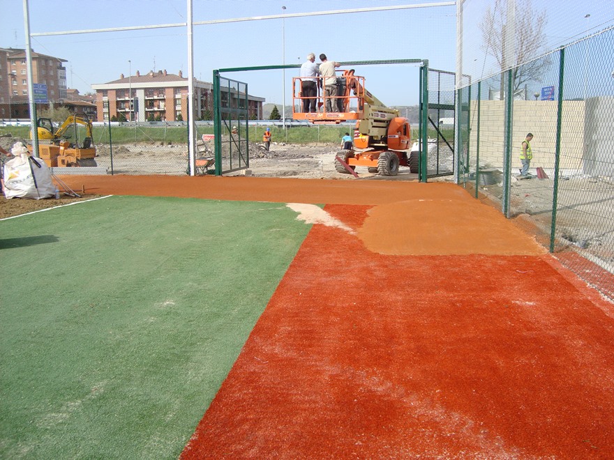 construccion campo de beisboly sofbol con cesped artificial y tierra batida celabasa
