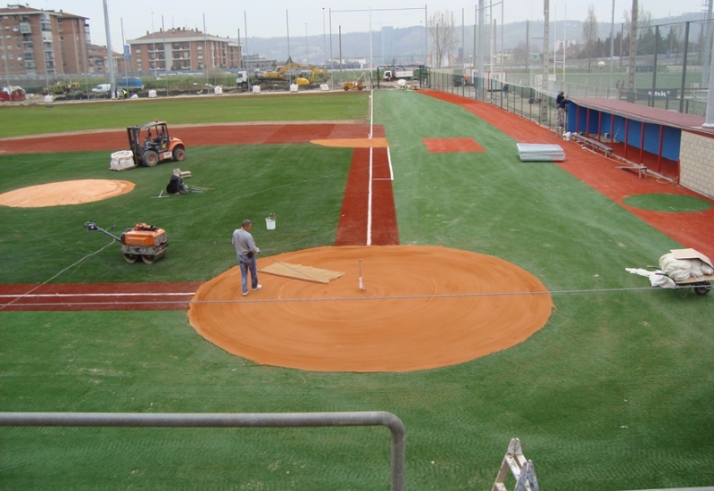 construccion campo de sofbol y beisbol con tierra batida celabasa y cesped